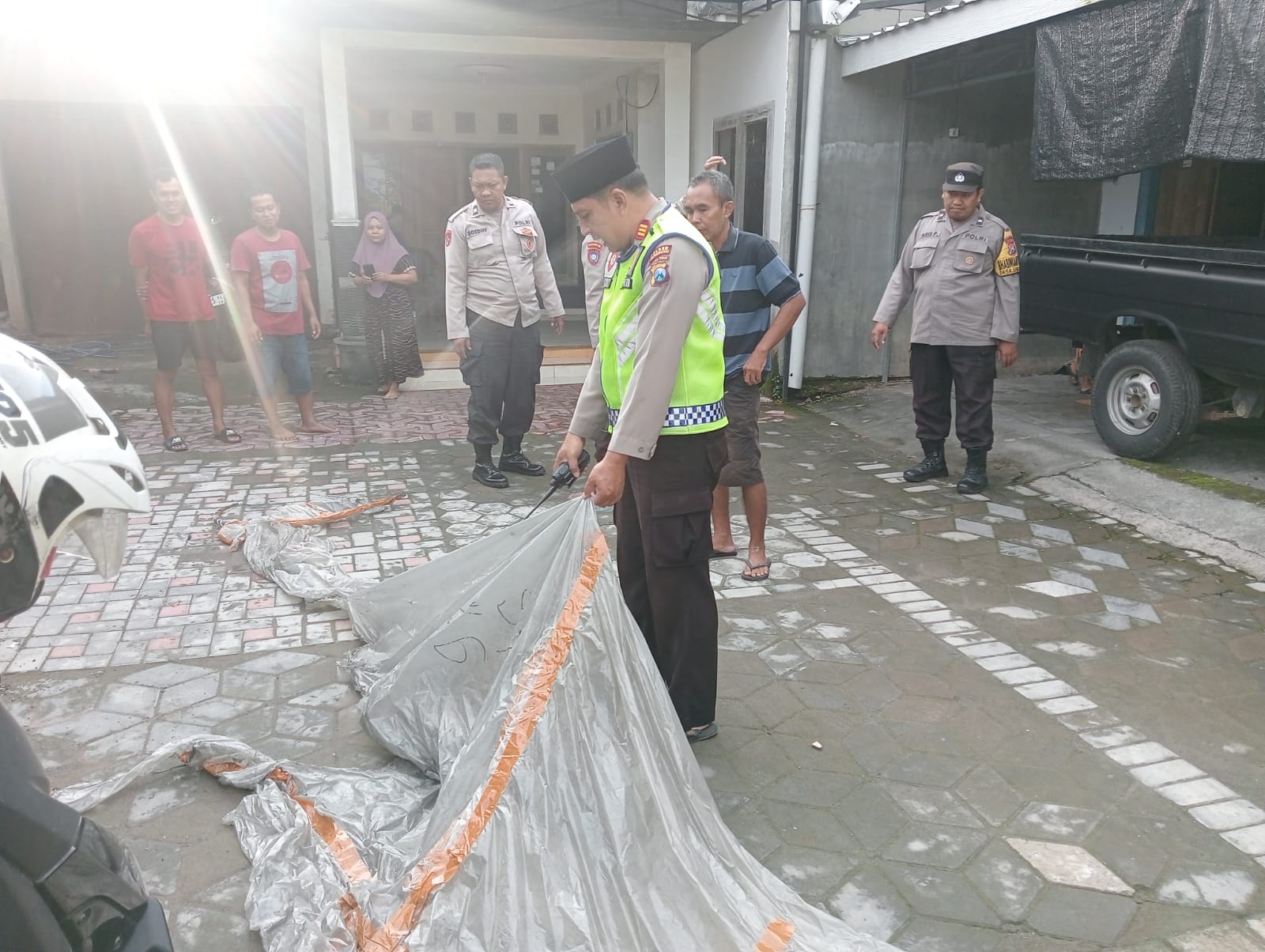Polsek Jenangan mengamankan balon udara yang jatuh di atas atap rumah warga di Ponorogo, kemarin (5/4). FOTO: POLSEK JENANGAN UNTUK RADAR MADIUN