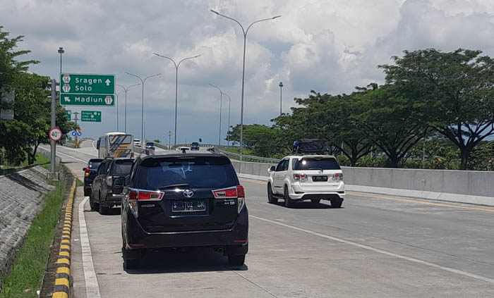 JALAN BEBAS HAMBATAN: Arus kendaraan di ruas Tol Solo-Ngawi hari Minggu 6 April 2025. Tingkat kepadatan mulai melandai.