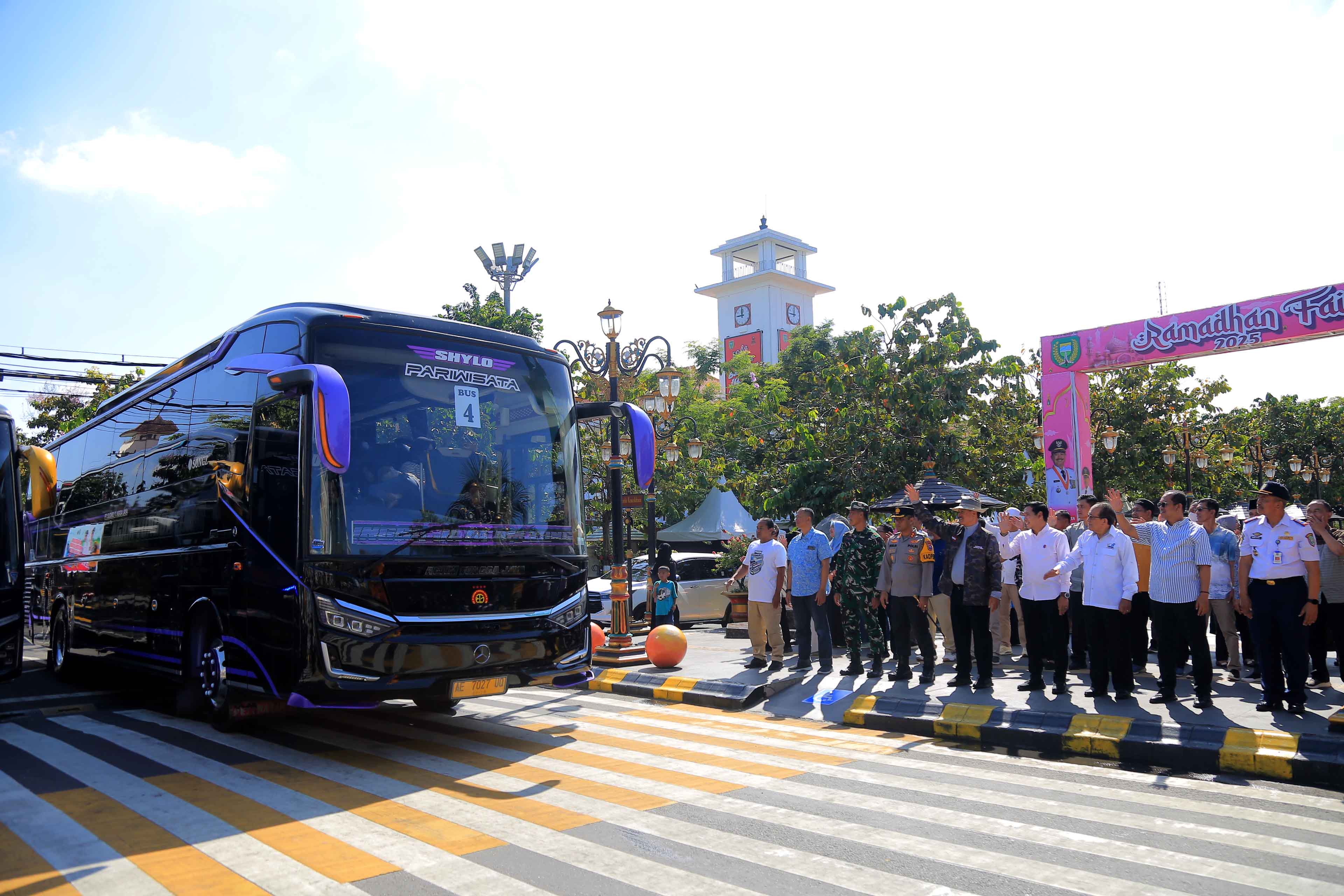 ARUS BALIK: Pemkot Madiun memberangkatkan 300 pemudik kembali ke perantauannya dari Pahlawan Street Center dengan tujuan Jakarta dan Surabaya, Senin&nbsp;(7/4). FOTO:&nbsp;AGAS BIMANTARA/JAWA POS RADAR MADIUN