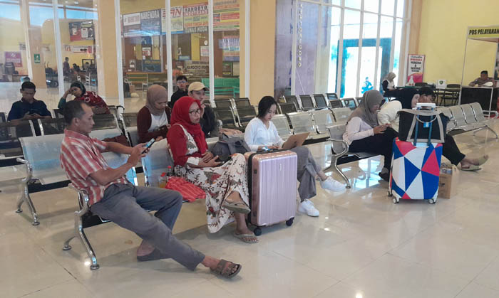 BALIK KE PERANTAUAN: Sejumlah pemudik menunggu bus datang di Terminal Kertonegoro, Ngawi, Minggu &nbsp;6 April 2025.