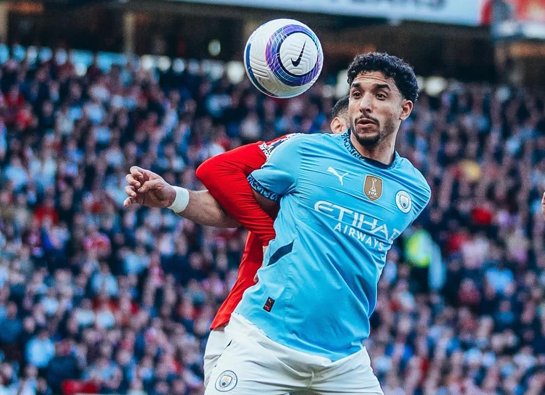 Omar Marmoush dikawal ketat pemain MU.