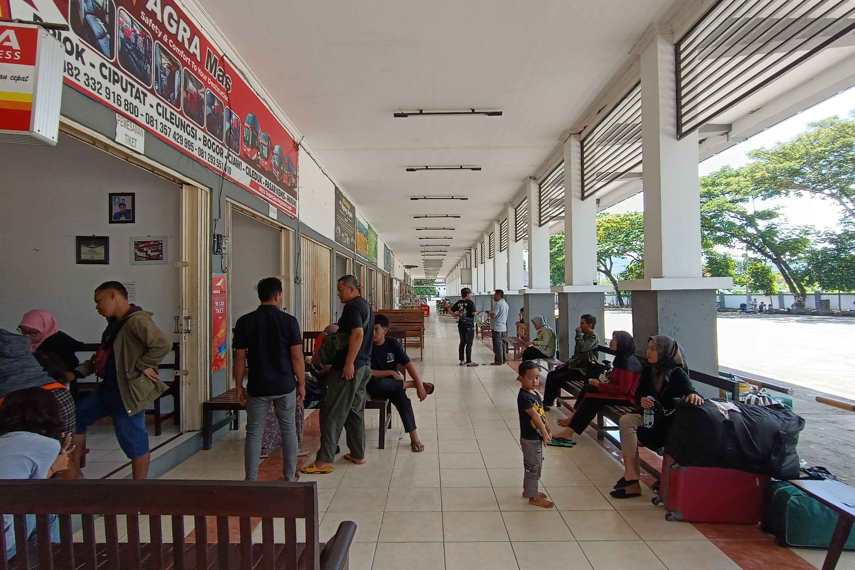 RAMAI: Sejumlah calon penumpang antre membeli tiket bus di salah satu agen PO di Terminal Pacitan, 7 April 2025.