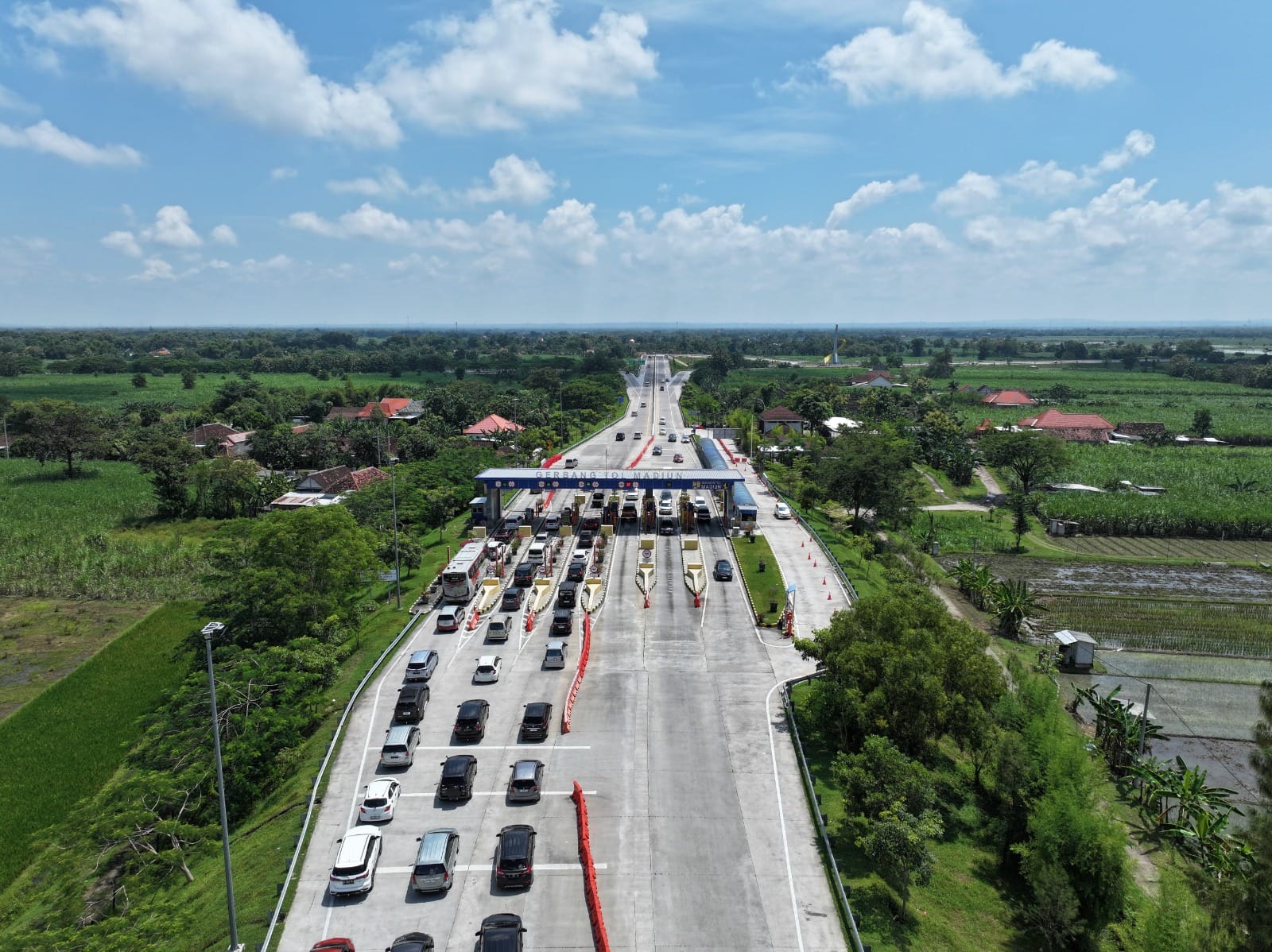 PADAT: Kendaraan dari arah Madiun terlihat padat merayap di pintu masuk Gerbang Tol Madiun.  