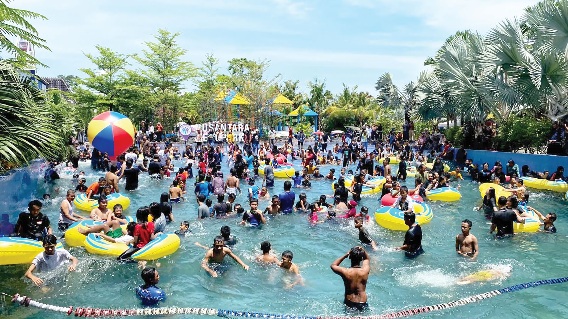 DIAN RAHAYU/RADAR CARUBAN: Kunjungan wisata di Nusantara Edupark, Kecamatan Wungu, meningkat tajam saat libur Natal dan Tahun Baru dengan konsep wisata edukatif ramah anak. DIAN RAHAYU/RADAR MADIUN