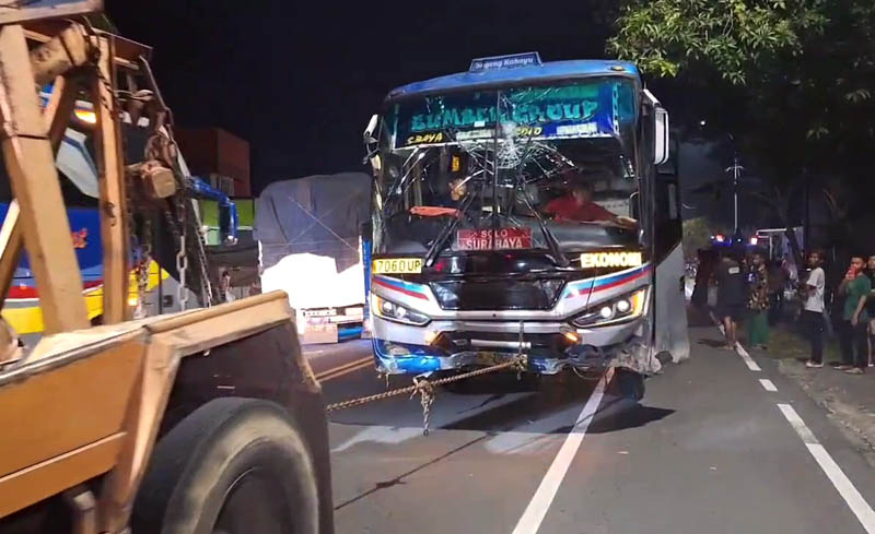 LAKA LANTAS: Proses evakuasi bus Sugeng Rahayu yang menabrak motor di Jalan Raya Solo-Ngawi masuk Desa/Kecamatan Mantingan, Sabtu 5 April 2025 malam.