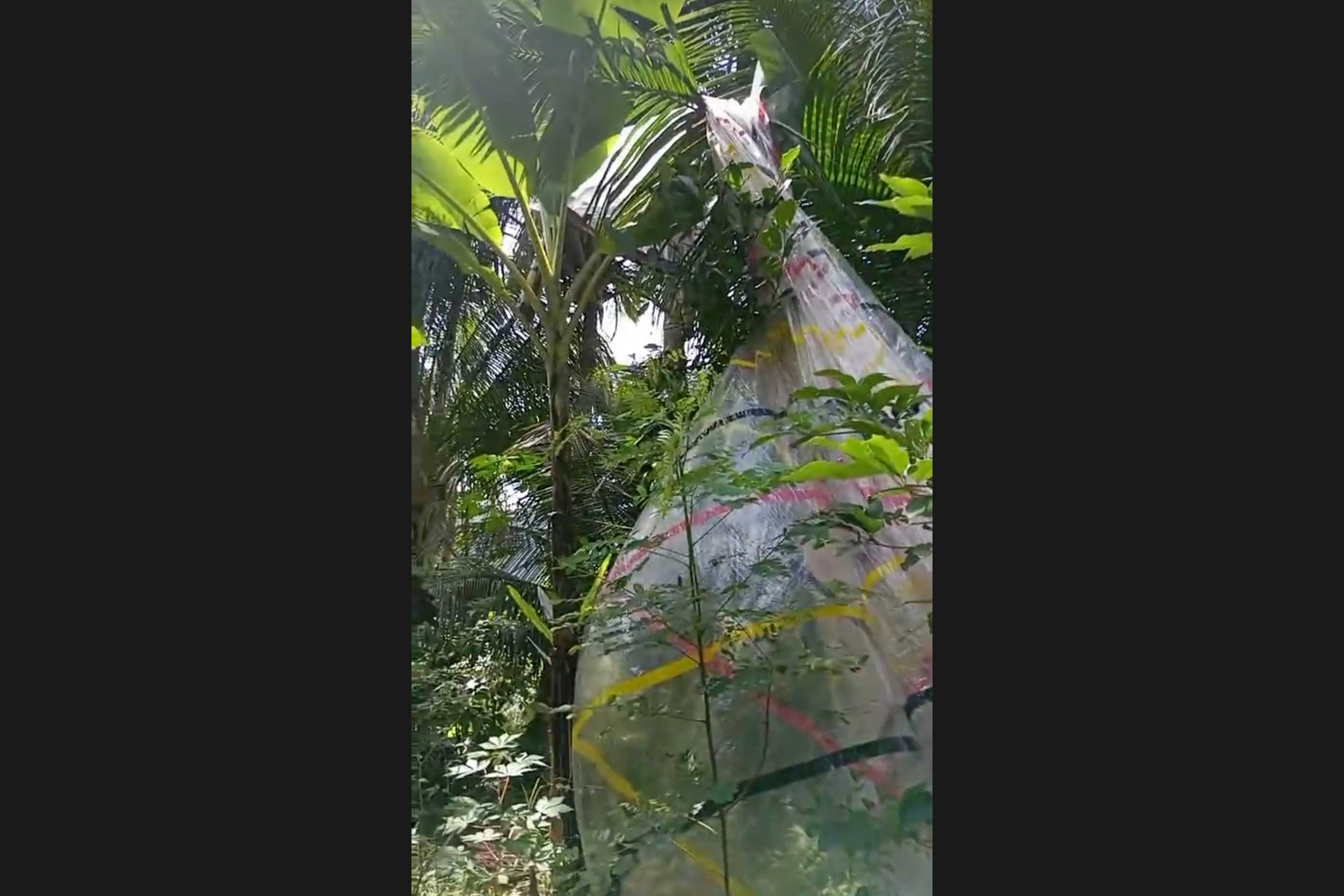 TRADISI BERBAHAYA: Balon udara tanpa awak dengan disertai petasan jatuh di kawasan permukiman warga di Desa Gawang, Kecamatan Kebonagung, Selasa 8 April 2025.