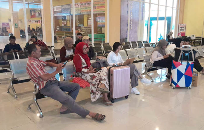 BALIK PERANTAUAN: Sejumlah warga hendak naik bus di Terminal Kertonegoro, Ngawi, kemarin.