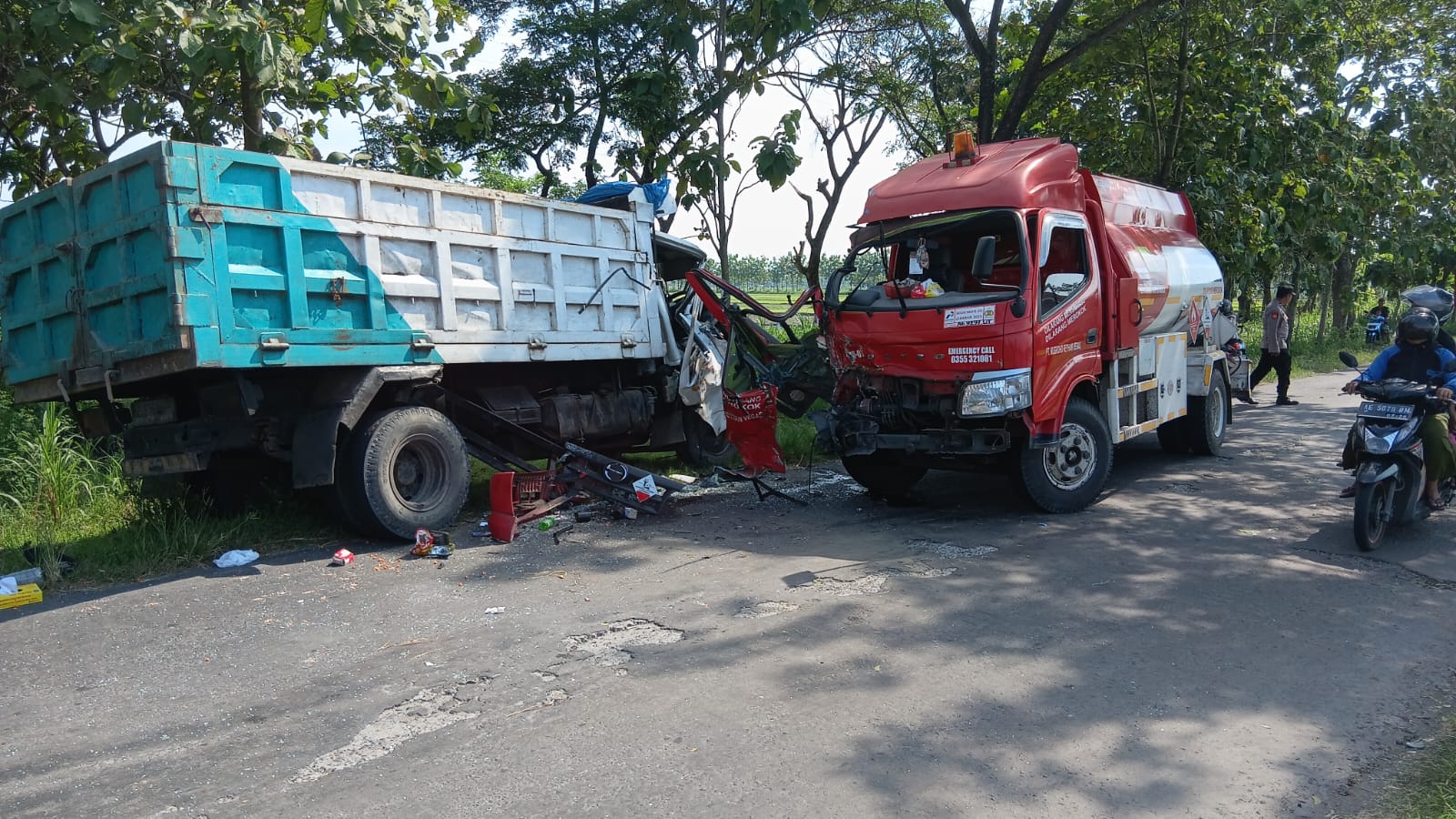 Truk tangki BBM terlibat kecelakaan dengan dump truk di Jalan Raya Desa Pule, Sawahan, Madiun, Selasa (8/4). FOTO: BAGAS BIMANTARA/RADAR MADIUN