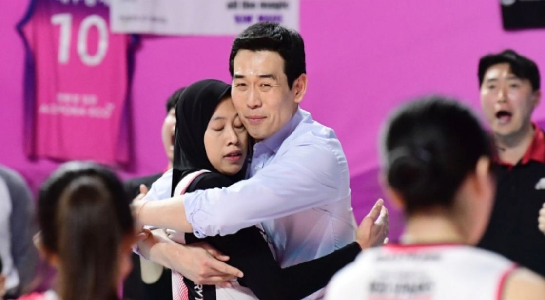 Momen hangat antara Megawati Hangestri dan Pelatih Red Sparks Ko Hee Jin, di Final Liga Voli Korea.