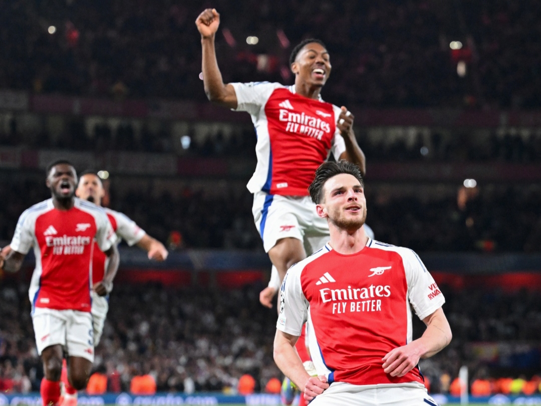 Para pemain Arsenal merayakan gol di Liga Champions.