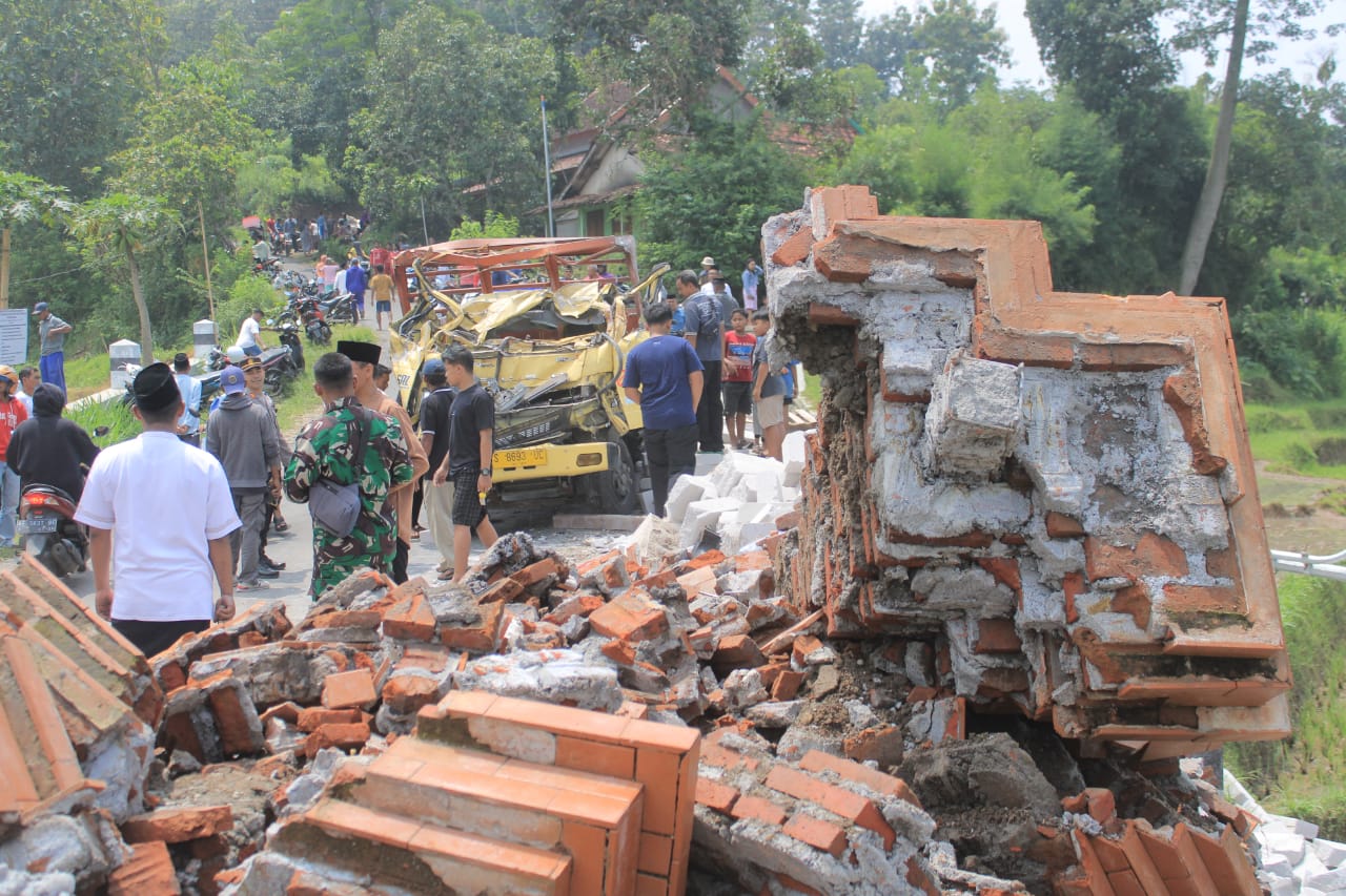 RINGSEK: Truk bermuatan hebel rusak parah usai menabrak tugu perbatasan Magetan-Ponorogo.