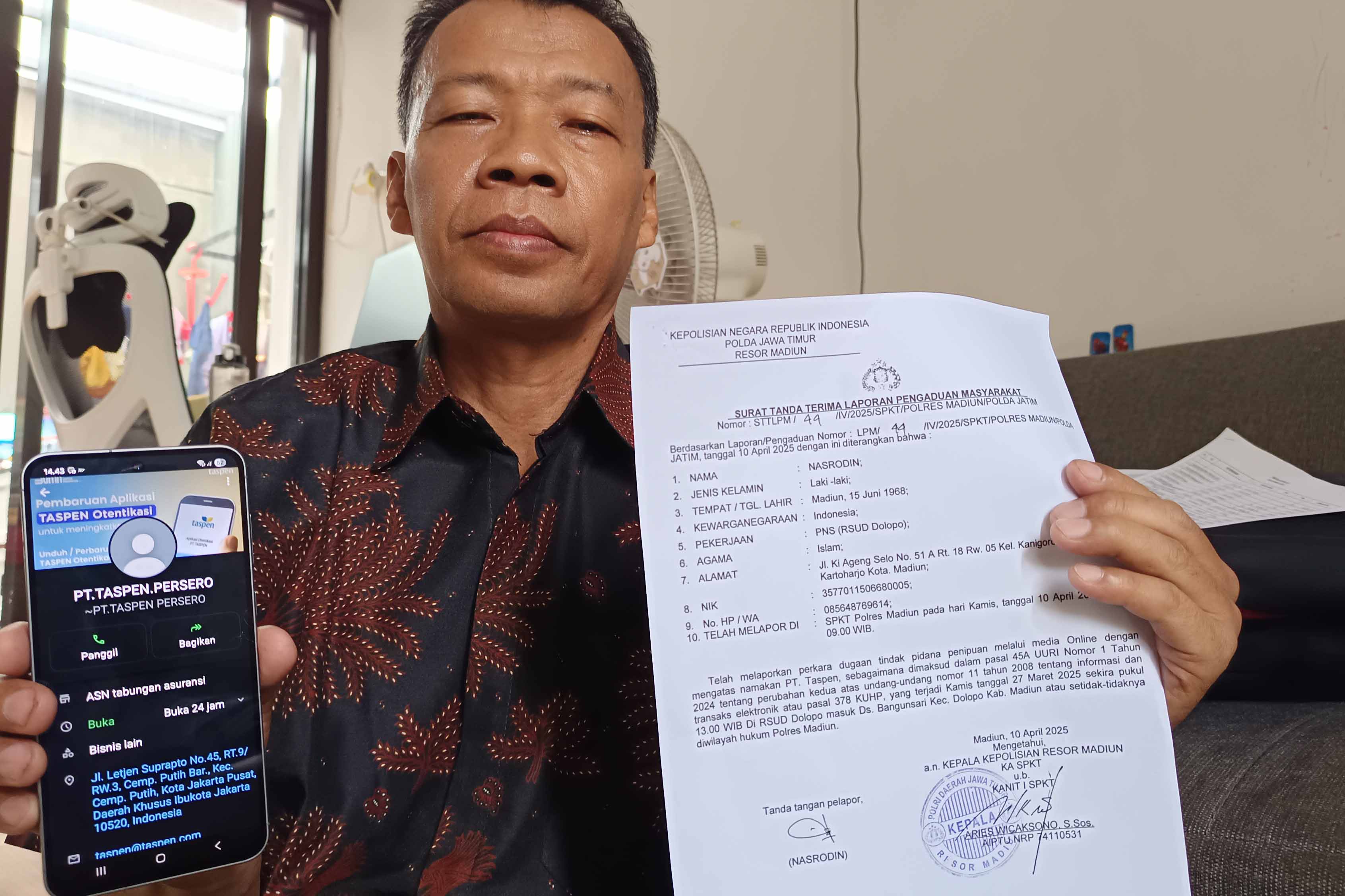 Nasrodin menunjukan surat tanda terima laporannya ke Polres Madiun dan nomor WhatsApp pelaku yang mengetasnamankan PT Taspen pusat. FOTO:&nbsp;R BAGUS RAHADI/RADAR CARUBAN