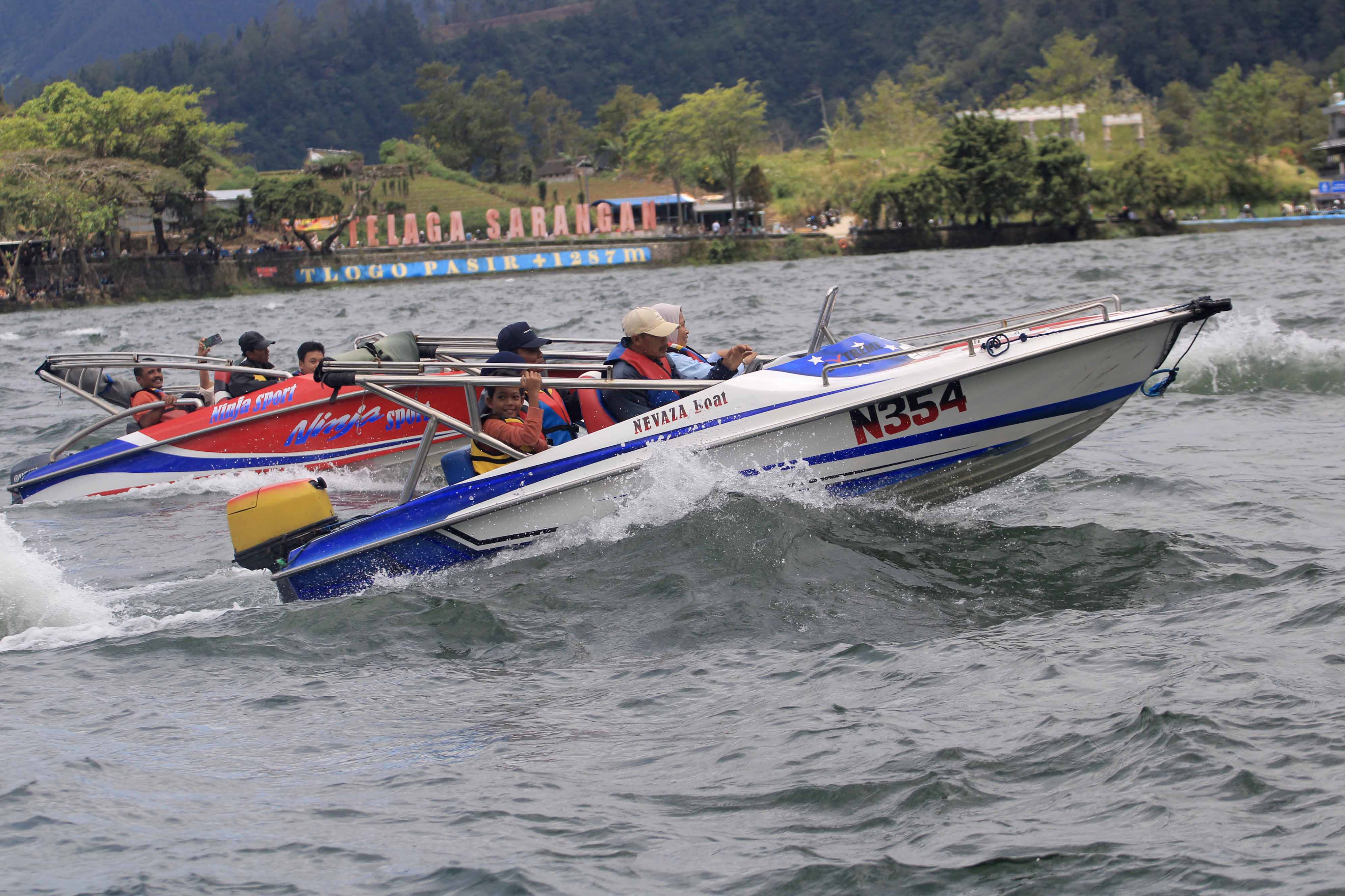 Telaga Sarangan menjadi objek wisata yang paling banyak dikunjungi di Magetan saat libur Lebaran 2025 lalu. FOTO: AJI PUTRA/RADAR MAGETAN