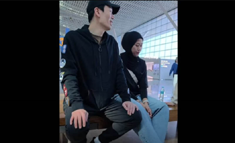 Pelatih Red Sparks Ko Hee jin dan Megawati Hangestri saat berada di Bandara Udara Incheon, Korsel, sebelum terbang menuju Indonesia.  Tangkapan layar YouTube