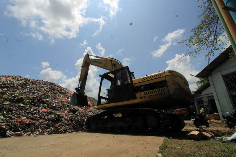 MENUMPUK: Sampah rumah tangga yang masuk ke TPA Milangasri Magetan meningkat hingga 3,1 ton selama Lebaran Idul Fitri 2025.