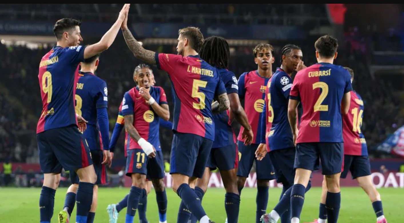 Pemain Barcelona merayakan kemenangan telak atas Dortmund.