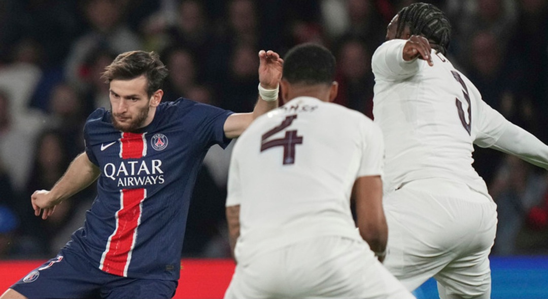 Khvicha Kvaratskhelia pemain terbaik di laga PSG vs Aston Villa.