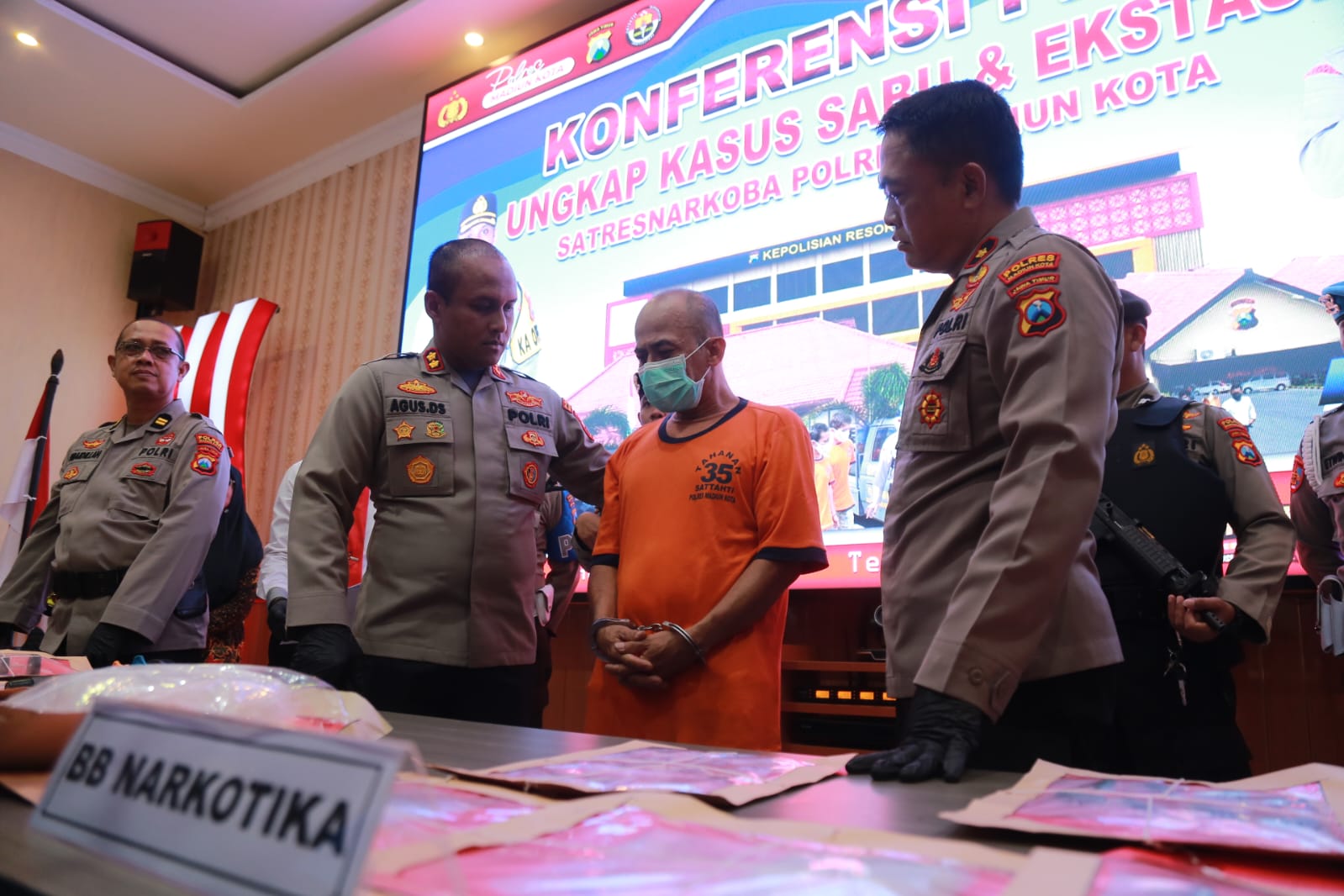 Kapolres Madiun Kota AKBP Agus Dwi Suryanto merilis kasus peredaran narkoba dengan bukti 1,1 kilogram sabu-sabu, Kamis (10/4). FOTO: BAGAS BIMANTARA/RADAR MADIUN