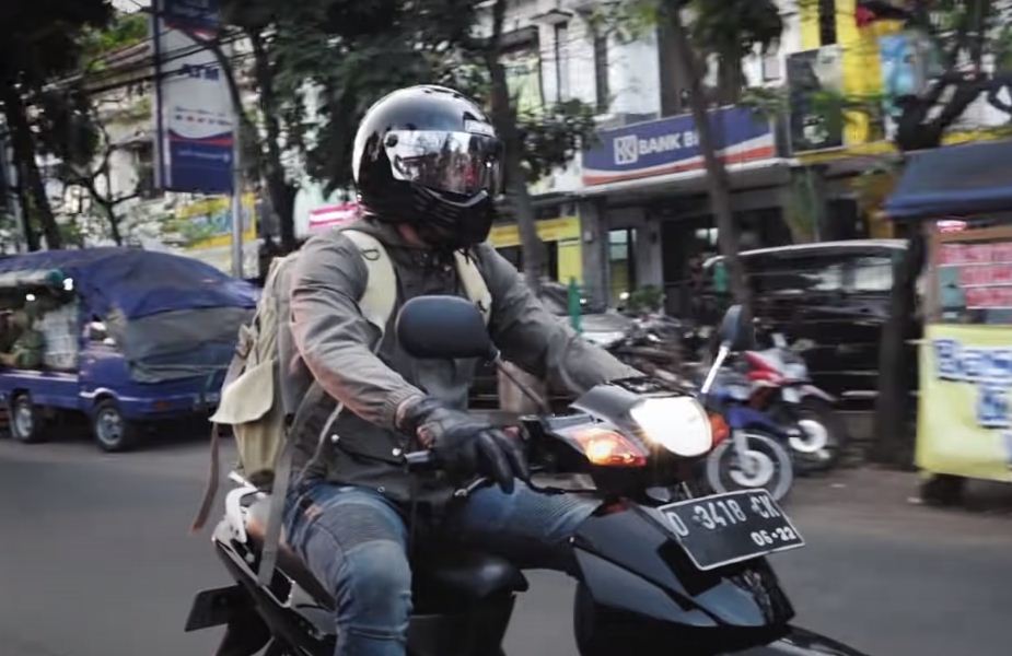 Ariel Noah mengendarai sepeda motor bebek Suzuki Shogun miliknya.