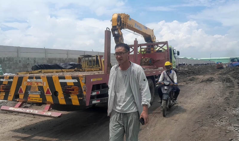 PENGADAAN LAHAN BERMASALAH: Seorang pekerja keluar dari area pembangunan pabrik mainan PT GFT Indonesia Investment di Desa/Kecamatan Geneng, Ngawi.