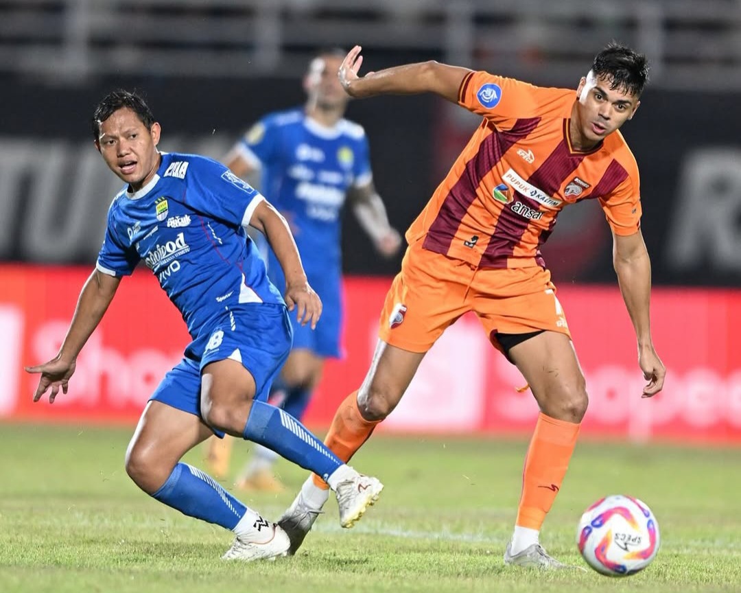 Duel pemain Borneo FC versus Persib.