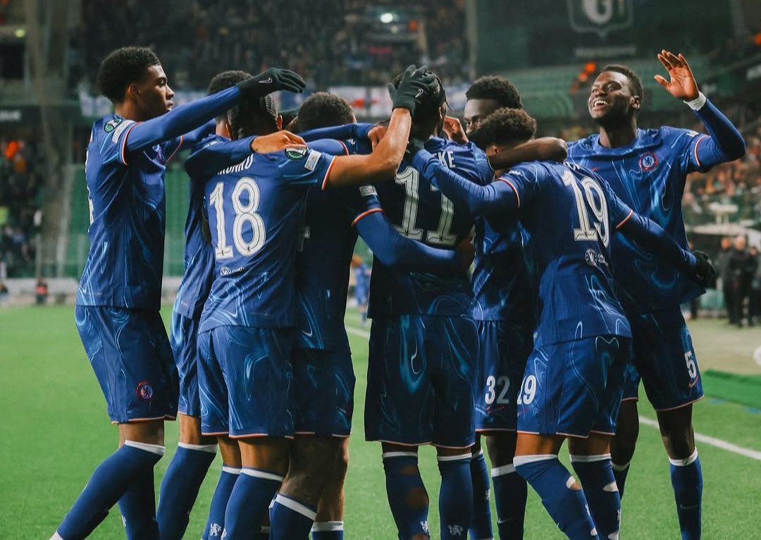 Para pemain Chelsea merayakan gol bersama.