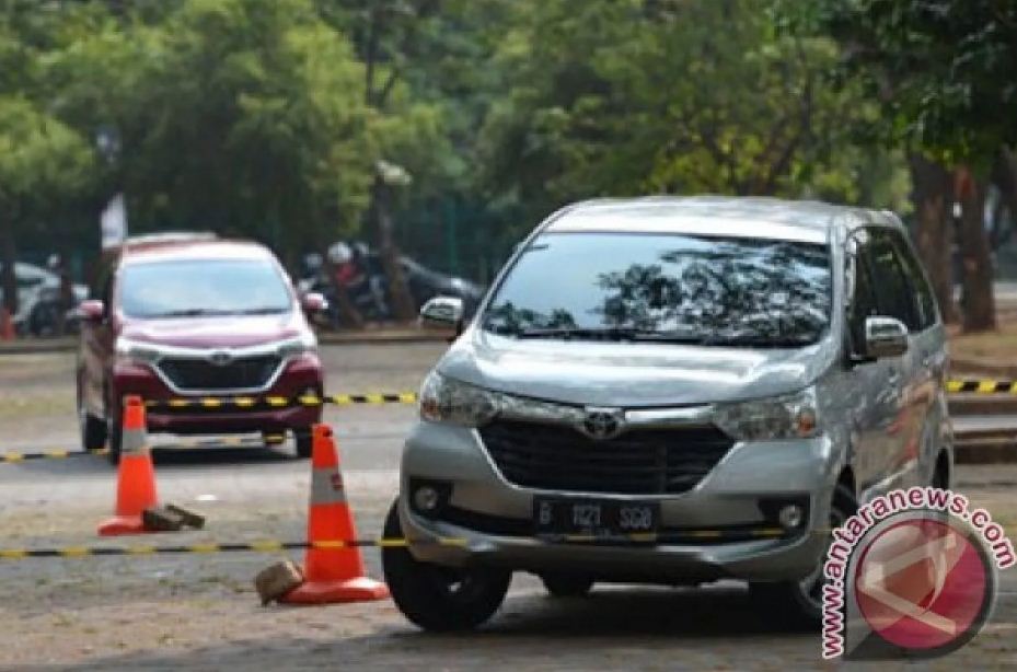 Mobil Toyota Avanza dengan penggerak roda belakang.