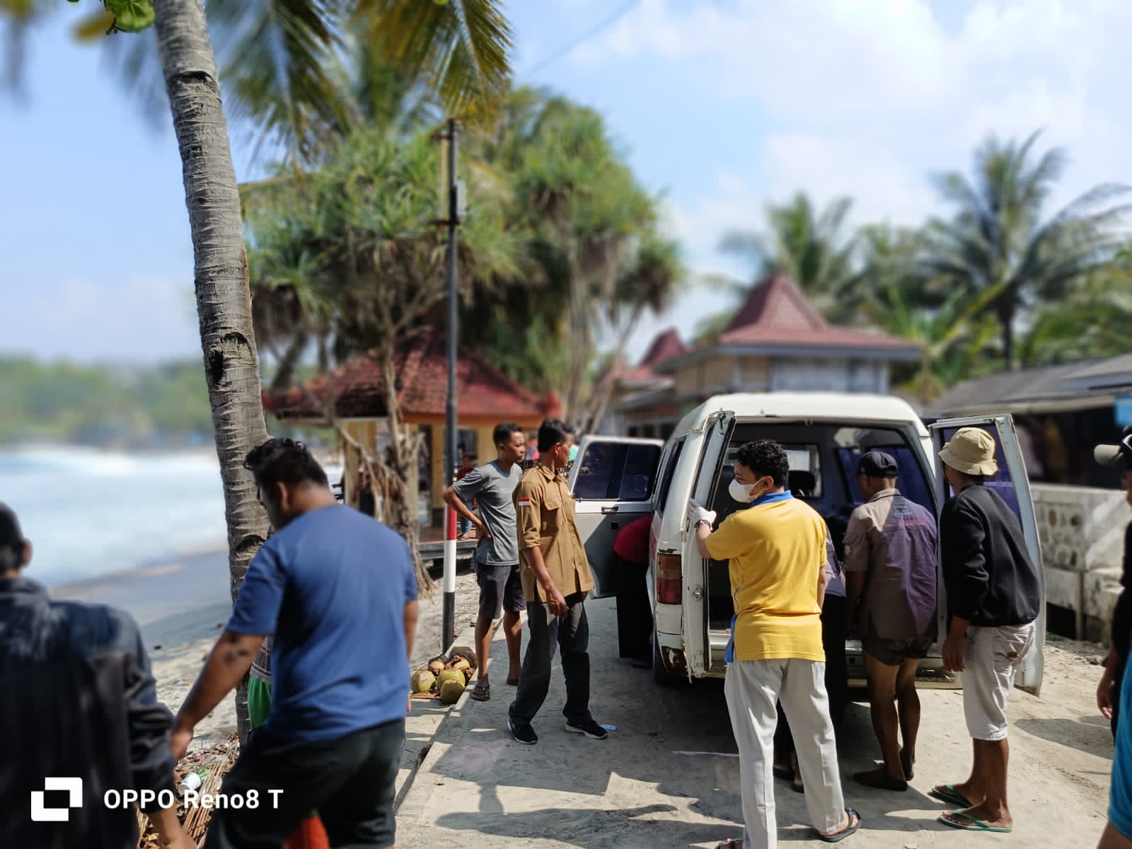Tim SAR bersama dengan warga setempat mengevakuasi jasad dua pelajar asal Boyolali yang tewas tenggelam di Pantai Klayar Pacitan pada Sabtu (12/4). FOTO: POLSEK DONOROJO UNTUK RADAR MADIUN