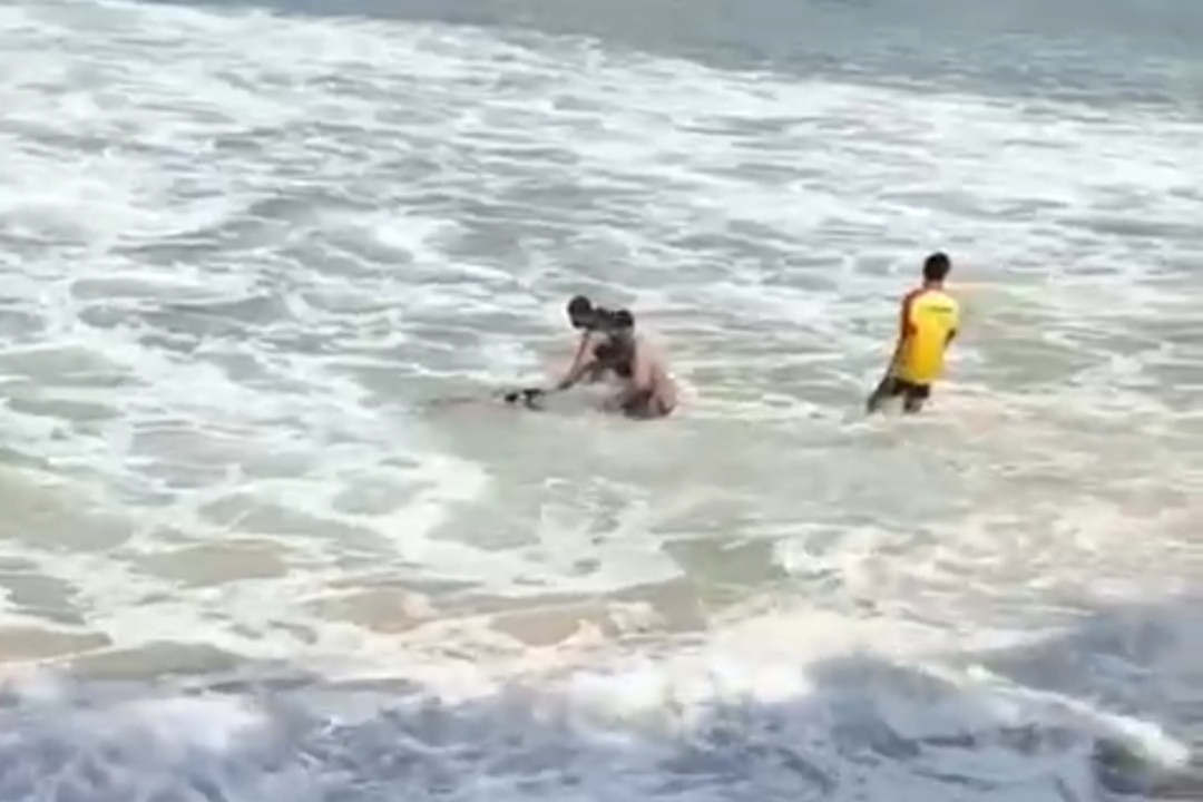 Warga menyelamatkan satu wisatawan di Pantai Klayar. Dua orang hanyut dilaporkan tewas.