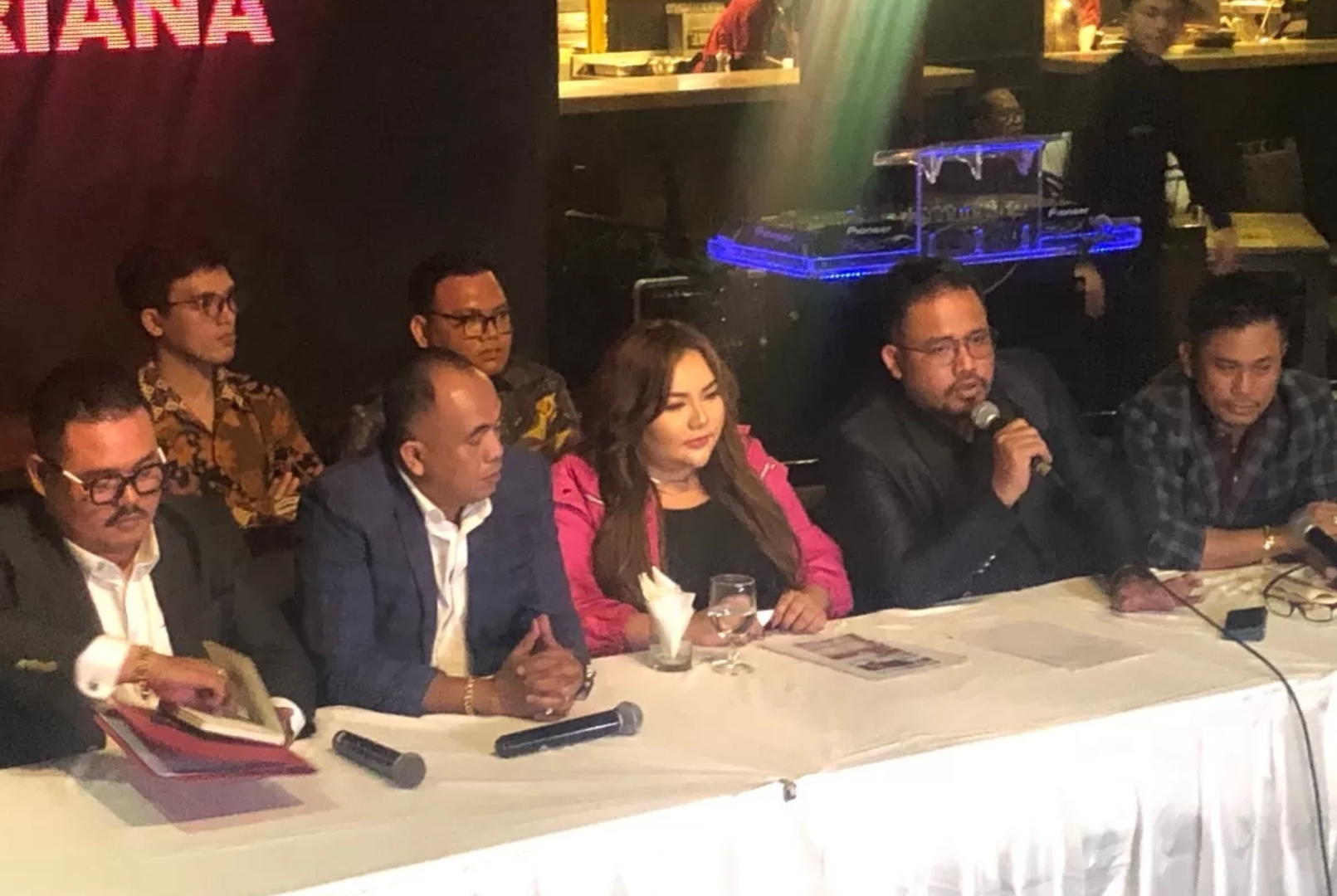 Konferensi pers Lisa Mariana pada Jumat sore, 11 April 2025, di Jakarta.