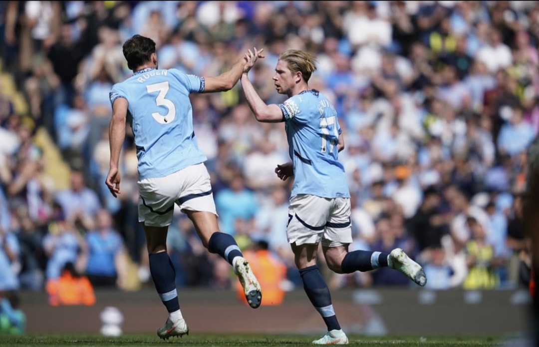 KDB merayakan golnya.
