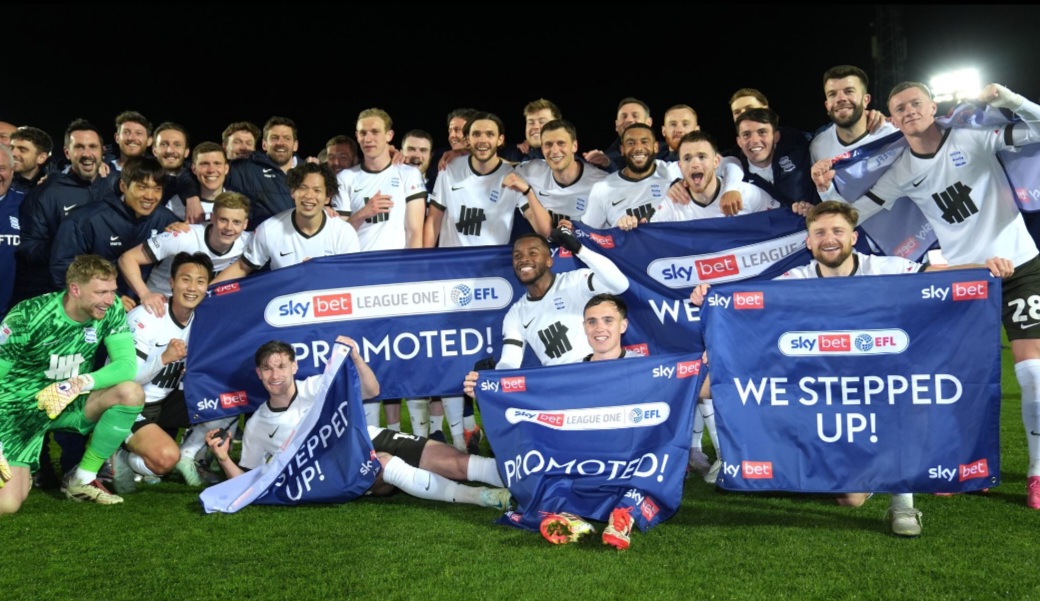 Pemain Birmingham City merayakan juara League One dan berhak promosi ke Divisi Championship.