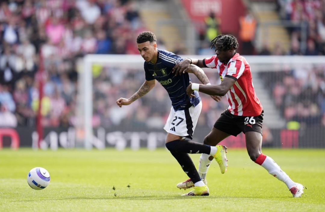 Pemain Southampton berduel dengan pemain Aston Villa.