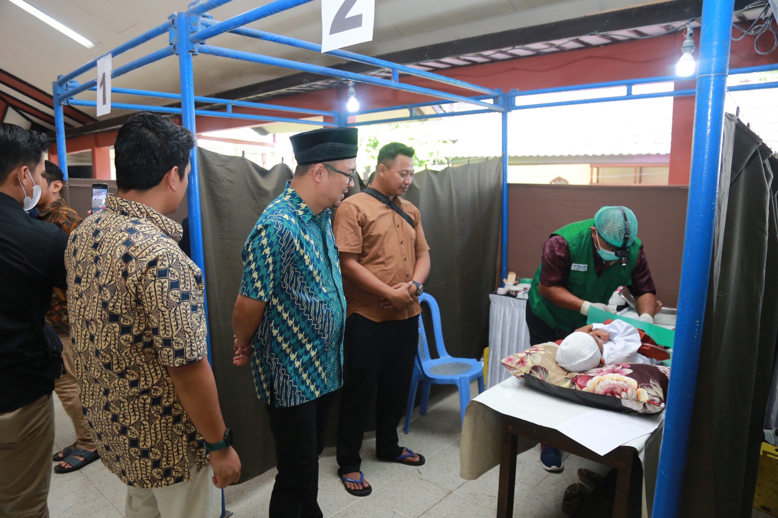 GM PG Rejo Agung Baru Immam Nur Salamet meninjau pelaksanaan khitan massal pada Sabtu, 12 April 2025. FOTO: BAGAS BIMANTARA/JAWA POS RADAR MADIUN