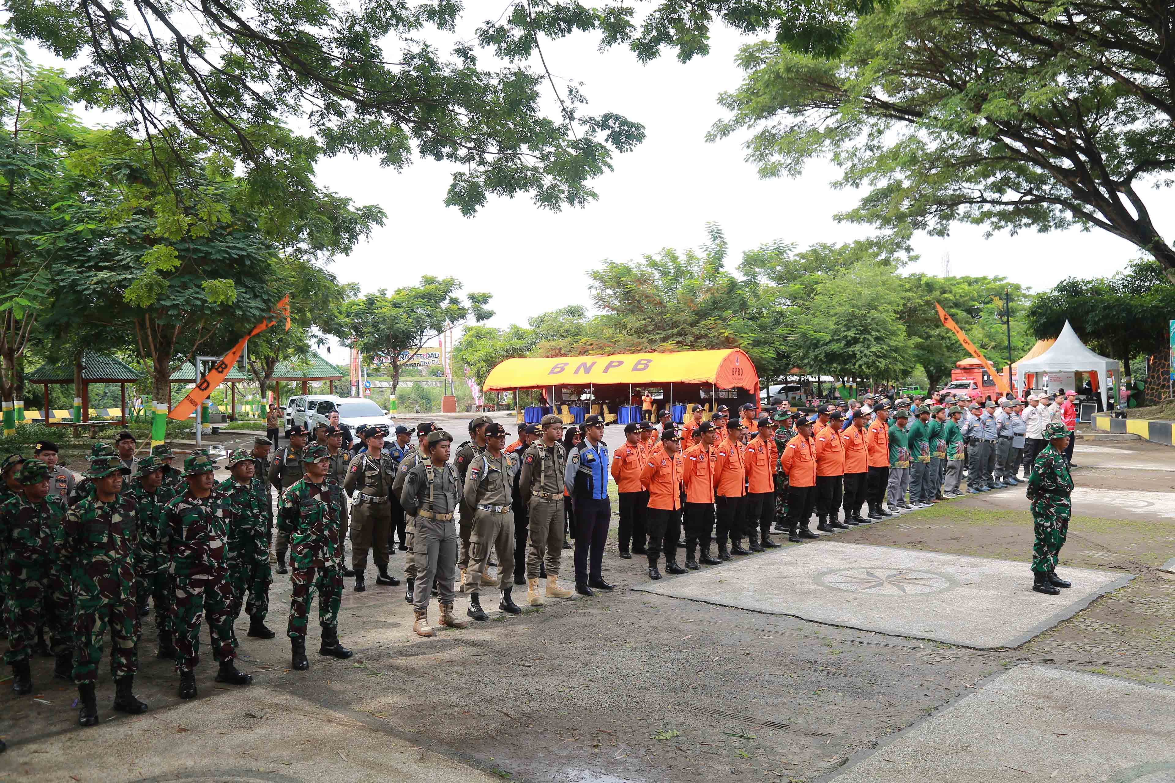 SIAP SIAGA: Para personel BPBD dengan instasi lainnya di Kota Madiun disiapkan untuk sewaktu-waktu menghadapi potensi terjadinya bencana alam di tengah cuaca ekstrem.