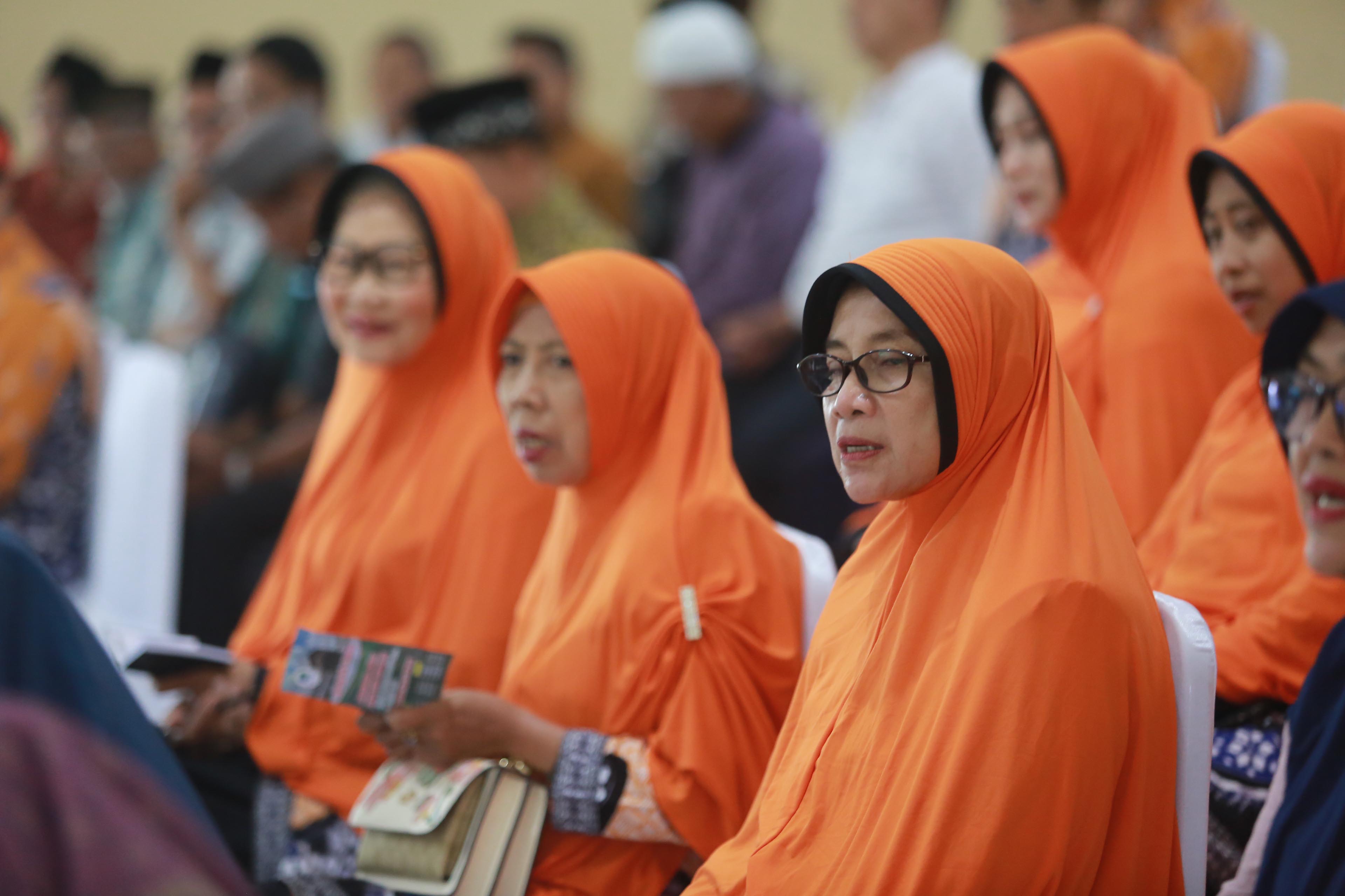 Para calon jemaah haji dari Kota Madiun menjalani prosesi pemberian bekal materi manasik yang digelar di kantor Kecamatan Taman, kemarin (15/4). FOTO:&nbsp;BAGAS BIMANTARA/JAWA POS RADAR MADIUN