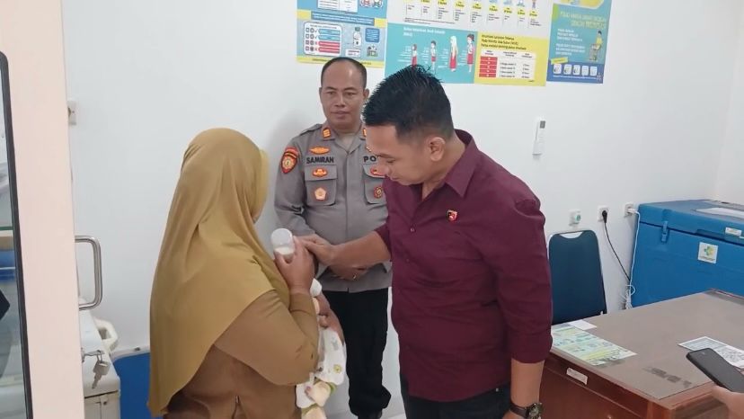Seorang bayi laki-laki ditemukan warga di sawah masuk Desa Sumbergandu, Pilangkenceng, Madiun, Selasa (15/4). FOTO: DIAN RAHAYU/RADAR MADIUN