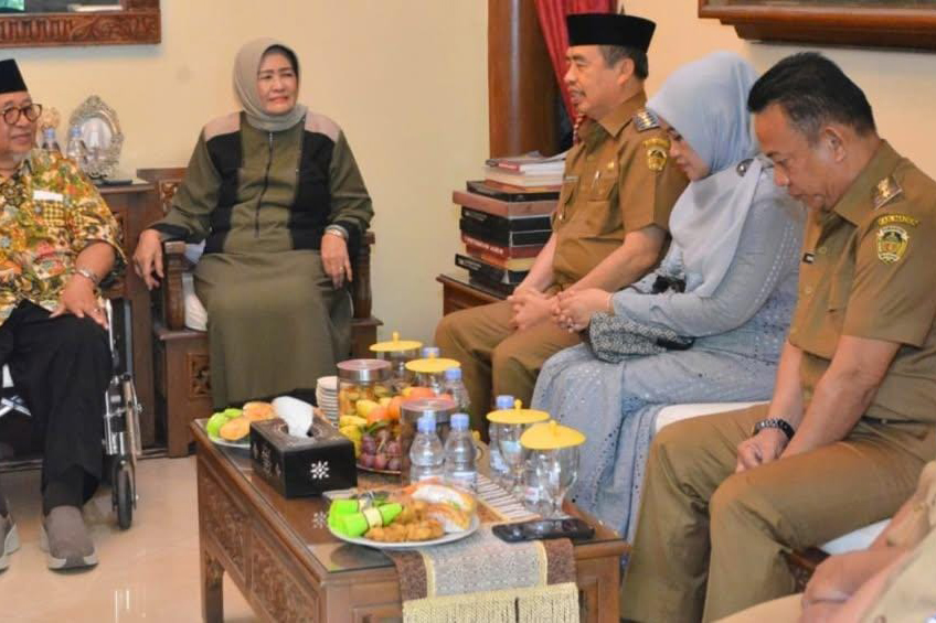 HANGAT: Bupati Madiun Mas Hari Wur beserta rombongan berkunjung ke kediaman bupati Djunaedi Mahendra dan almarhum Bambang Koesbandono di Surabaya, Senin 14 April 2025.