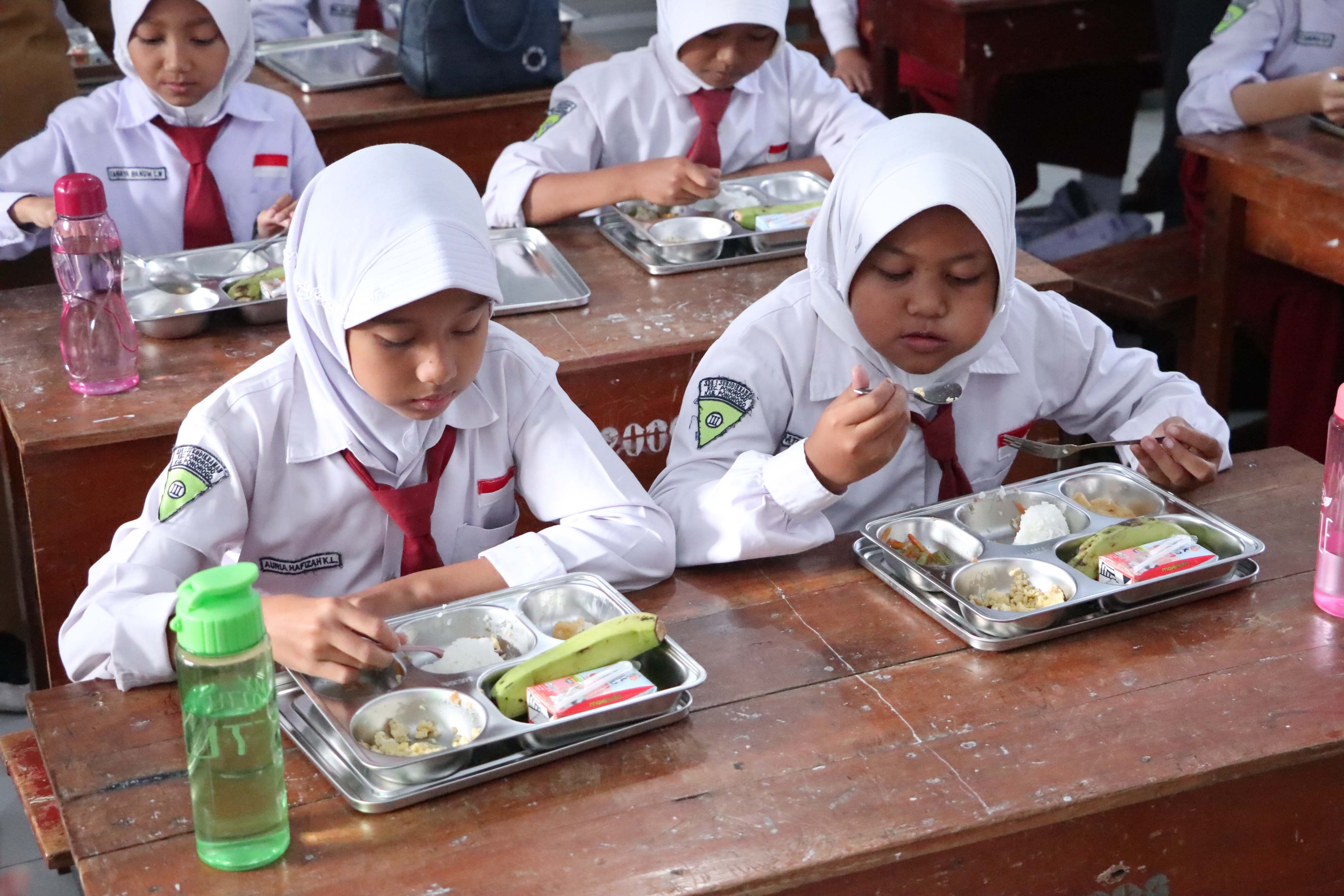KEMBALI BEROPERASI: Pelajar salah satu sekolah dasar di Ponorogo saat menikmati menu makan bergizi gratis atau MBG beberapa waktu lalu.