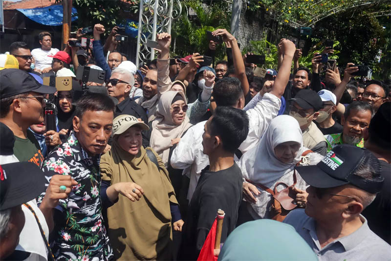 Tim Pembela Ulama dan Aktivis (TPUA) tiba di tiba kawasan kediaman Jokowi di Jalan Kutai Utara No. 1 Kelurahan Sumber, Kecamatan Banjarsari, Solo, sekitar pukul 09.30 WIB, Rabu 16 April 2025.