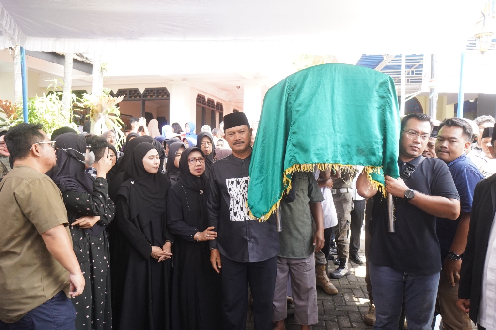 DUKA: Wali Kota Madiun Maidi mengantarkan mendiang ibunya ke pemakaman, Selasa 15 April 2025.