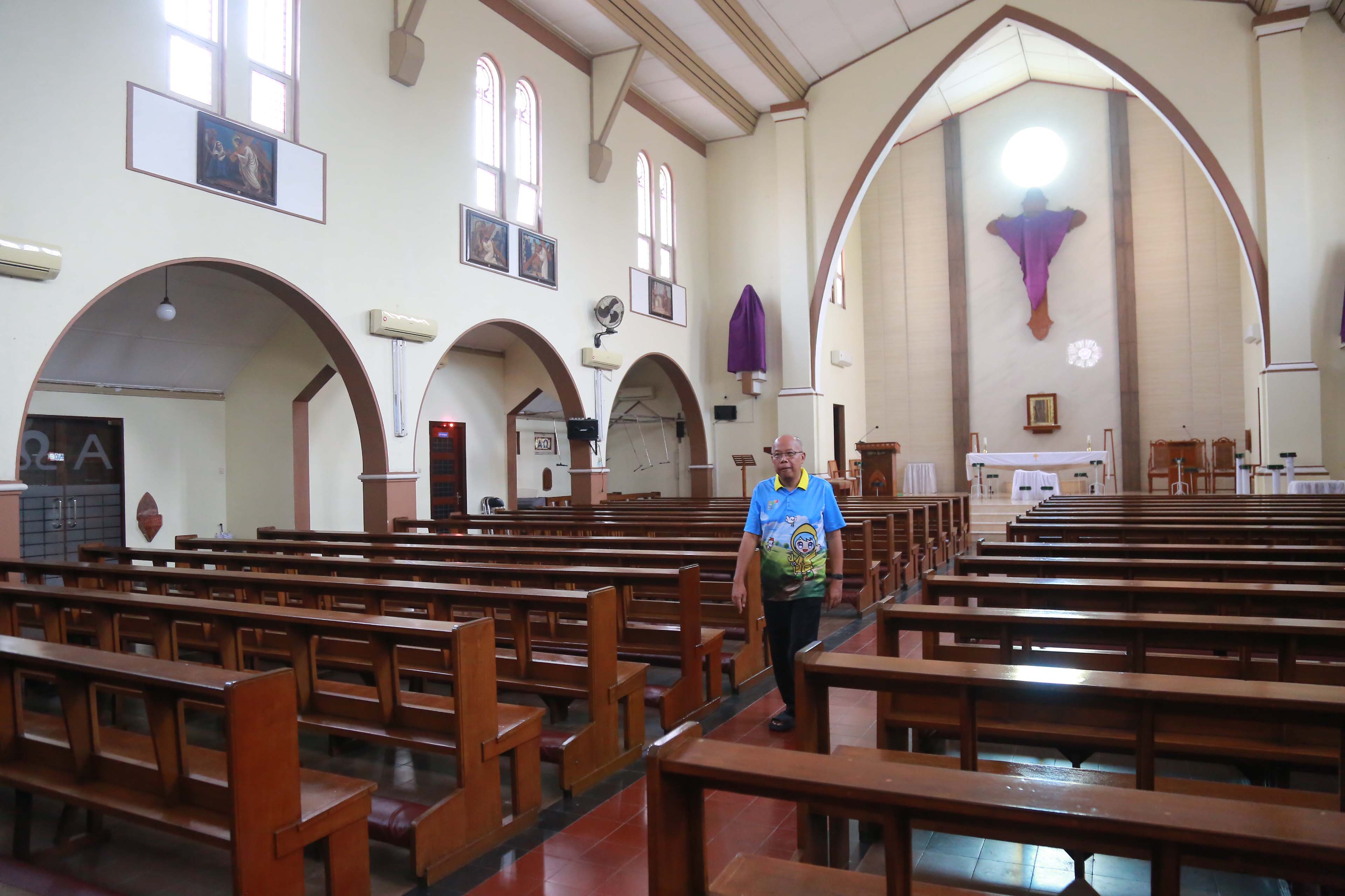 Suasana Gereja Santo Cornelius Madiun menjelang Paskah. FOTO: BAGAS BIMANTARA/RADAR MADIUN