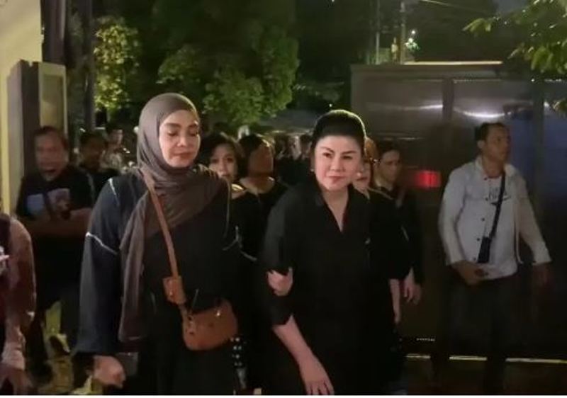 Desiree Tarigan, istri Hotma Sitompul ke rumah duka bersama anaknya, Bams Eks Samsons.