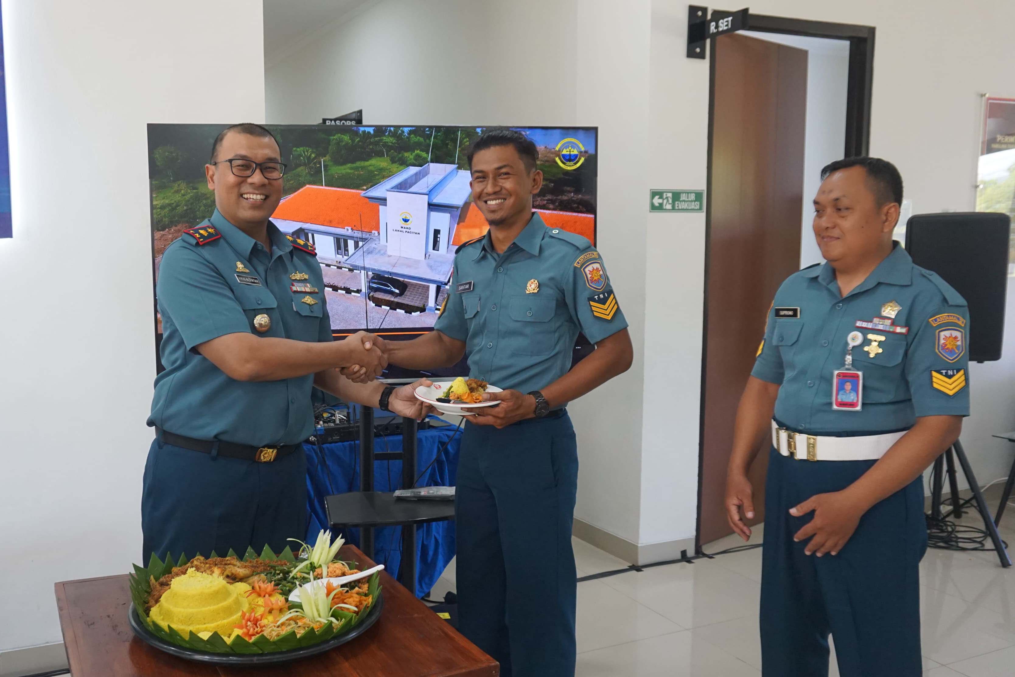 DARI PULAU RUSA: Mayor Laut (P) Aris Alfatah resmi menjabat sebagai Danlanal Pacitan.