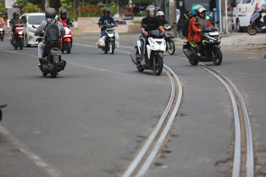 LALU LINTAS: Sejumlah pengendara motor tampak berhati-hati saat melewati rel serong Jalan Yos Sudarso, Selasa (15/4).