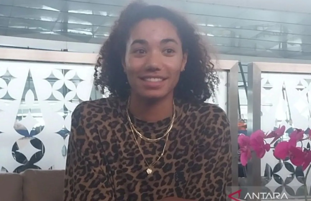 Bintang voli dunia asal Amerika Serikat Jordan Thompson memberikan keterangan kepada awak media di Bandar Udara Internasional Soekarno-Hatta.