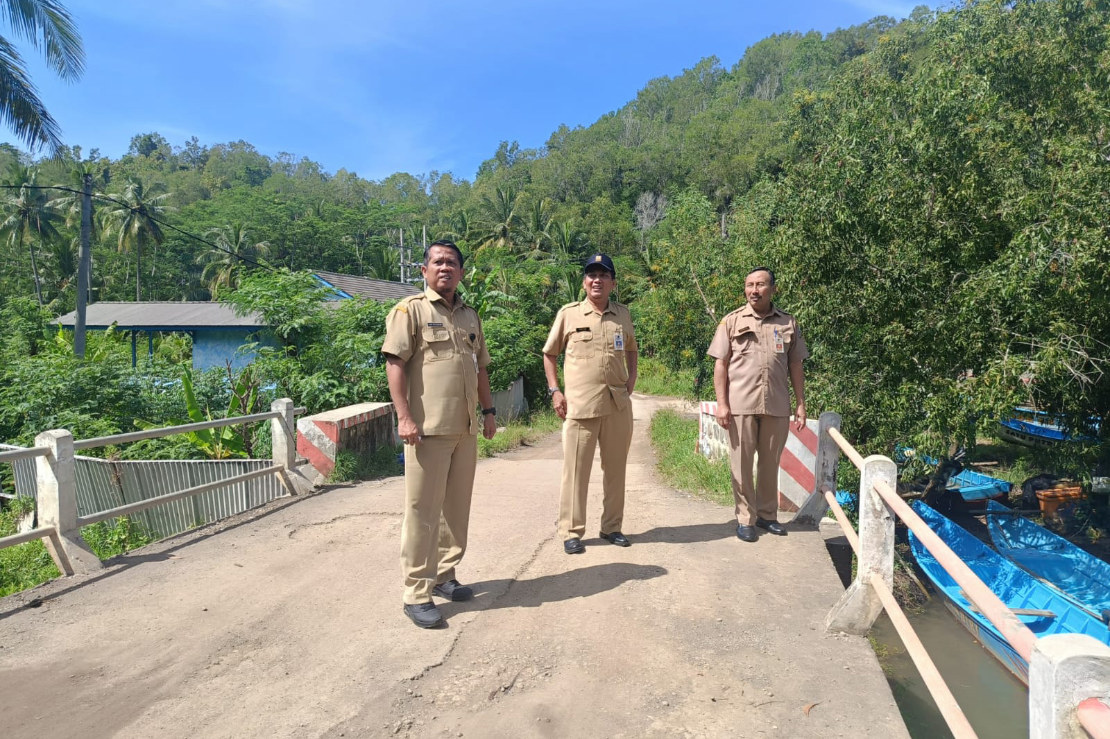 Yudo Tri Kuncoro (kiri) bersama dengan Kepala DPUPR Suparlan meninjau akses jalan Pantai Srau&ndash;Watukarung, Selasa (15/4) lalu. FOTO:&nbsp;NUR CAHYONO/JAWA POS RADAR PACITAN