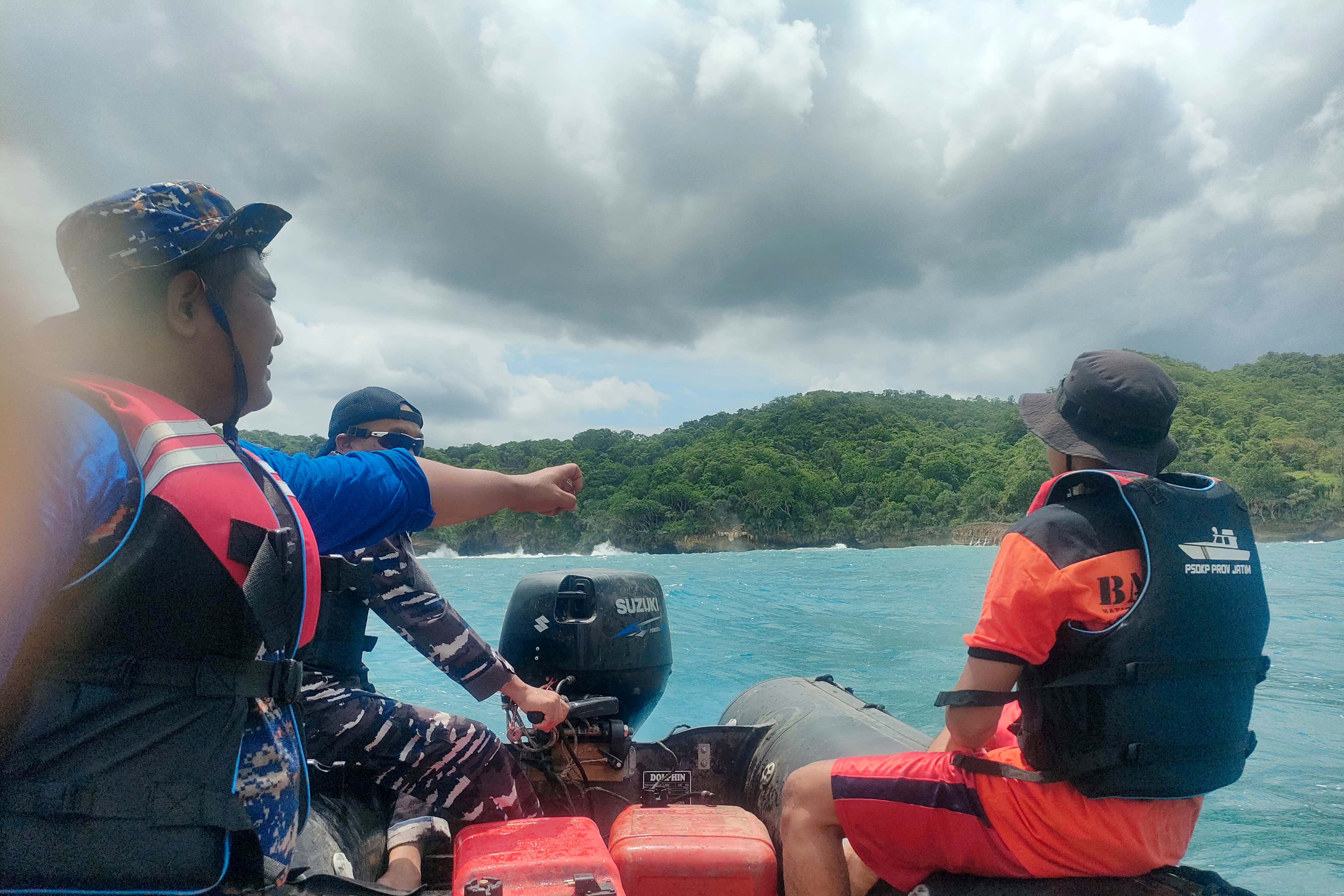 Proses pencarian pemancing yang dilaporkan tenggelam di Pantai Ngambur dipusatkan di sisi timur. FOTO: BPBD UNTUK JAWA POS RADAR PACITAN