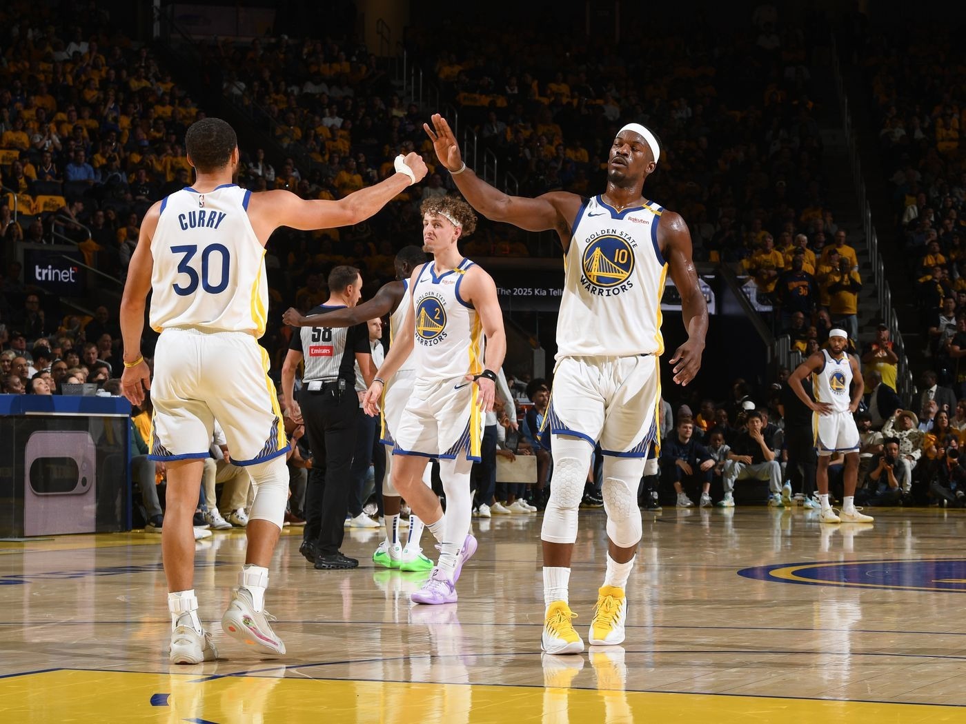 Kombinasi Stephen Curry dan Jimmy Butler berhasil cetak 75 point pada pertandingan hari ini.