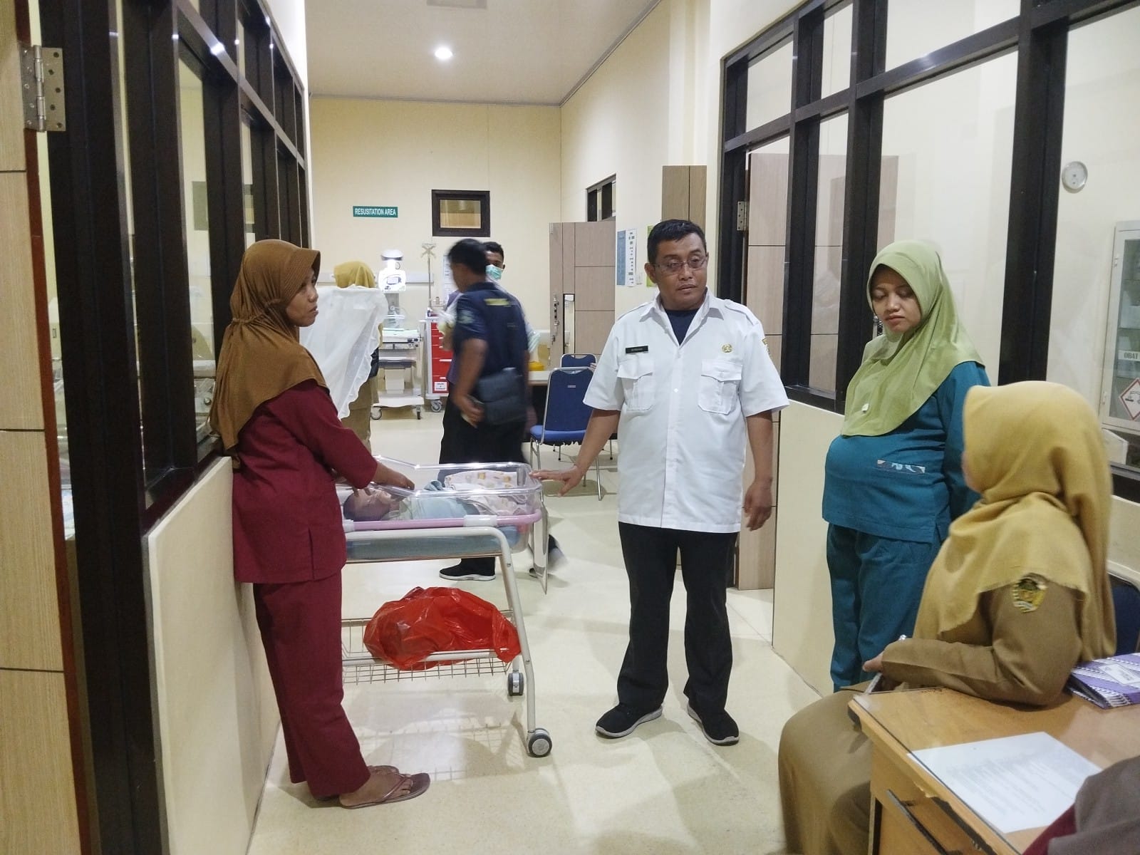 Petugas Dinsos Kabupaten Madiun mendampingi langsung perkembangan kesehatan bayi yang ditemukan di Desa Sumbegandu, Pilangkenceng di RSUD Caruban. FOTO: DINSOS KABUPATEN MADIUN